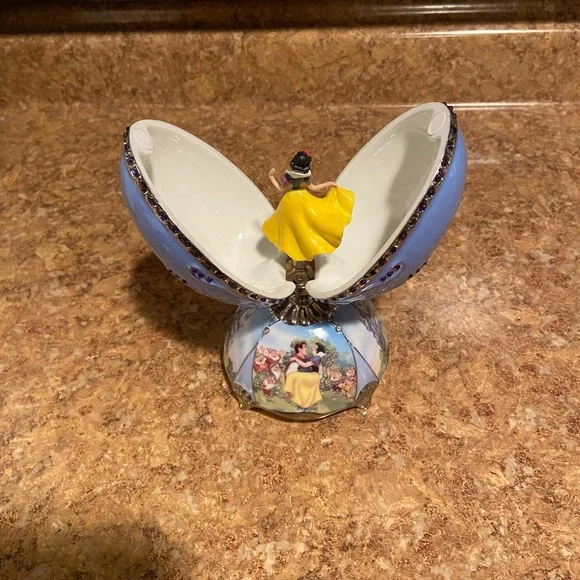 Disney, Ardleigh-Elliot “Charming Snow White “ A5098 Musical Egg Collection - Picture 10 of 12